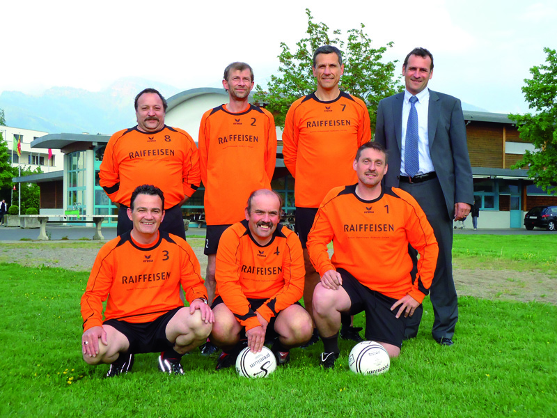 files/berichte/maennerriege/Maennerriege-mit-Sponsor-Raiffeisenbank.JPG